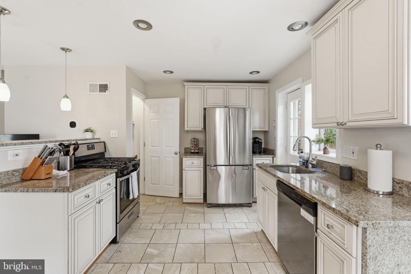 2250 Arlington Terrace photo 8