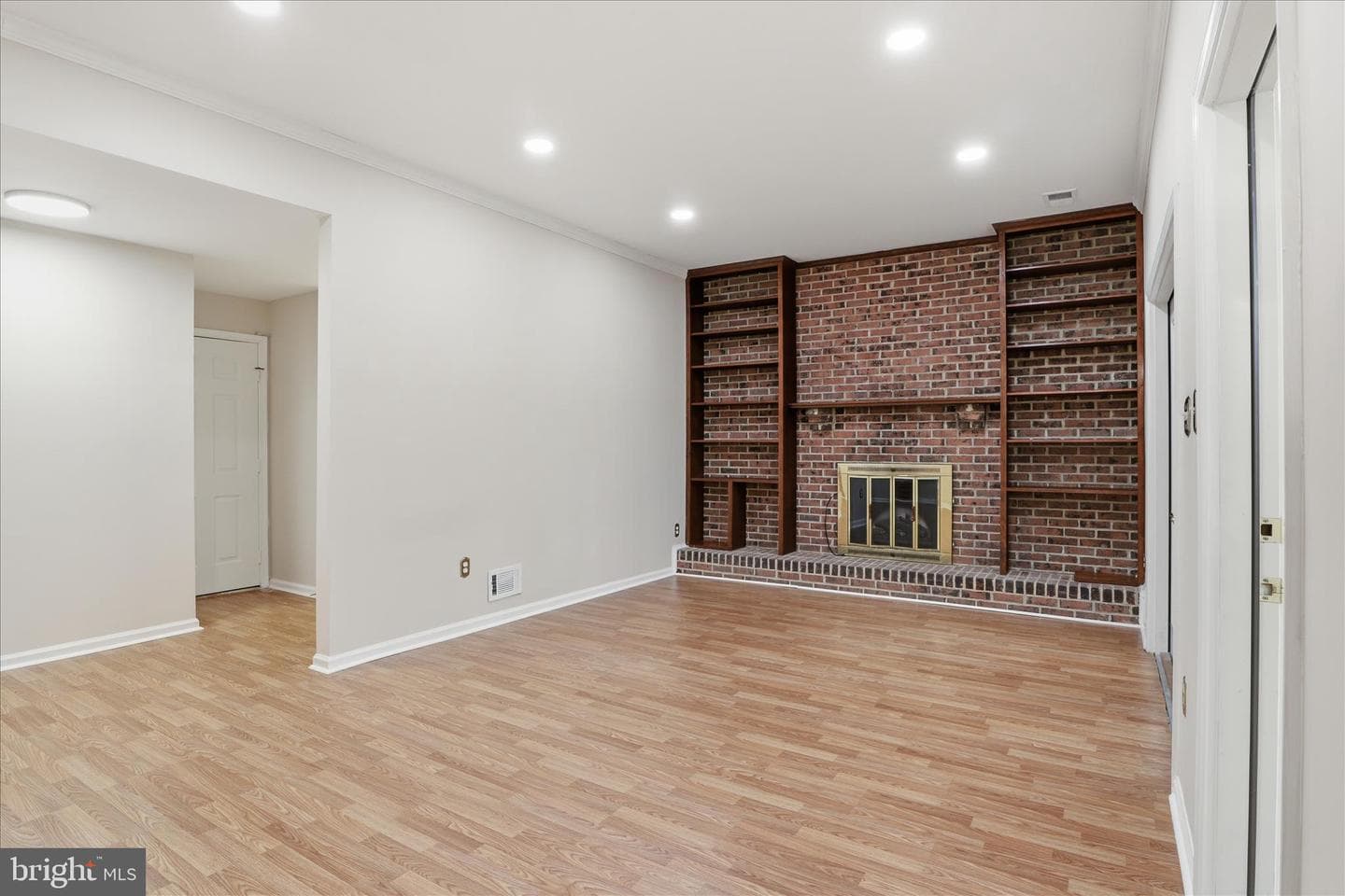 7594 Woodstown Drive photo 9