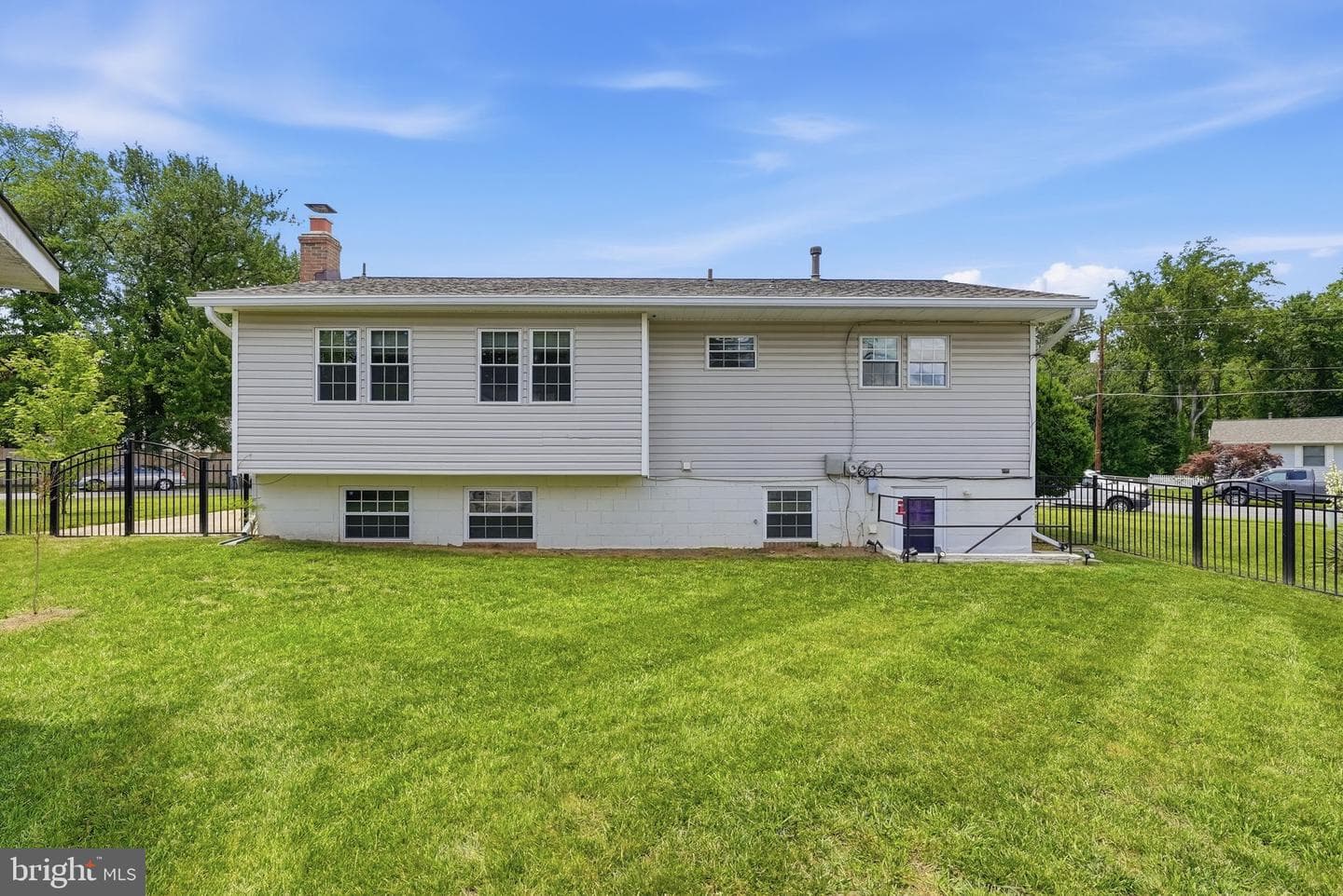 7612 Mahoney Drive photo 2