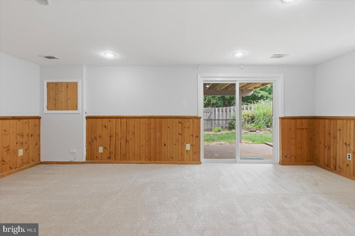 5526 Hollins Lane photo 10