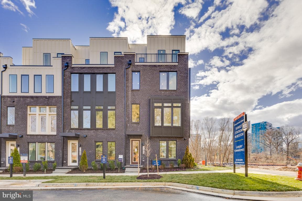 11597 Patriotic Ln, Reston