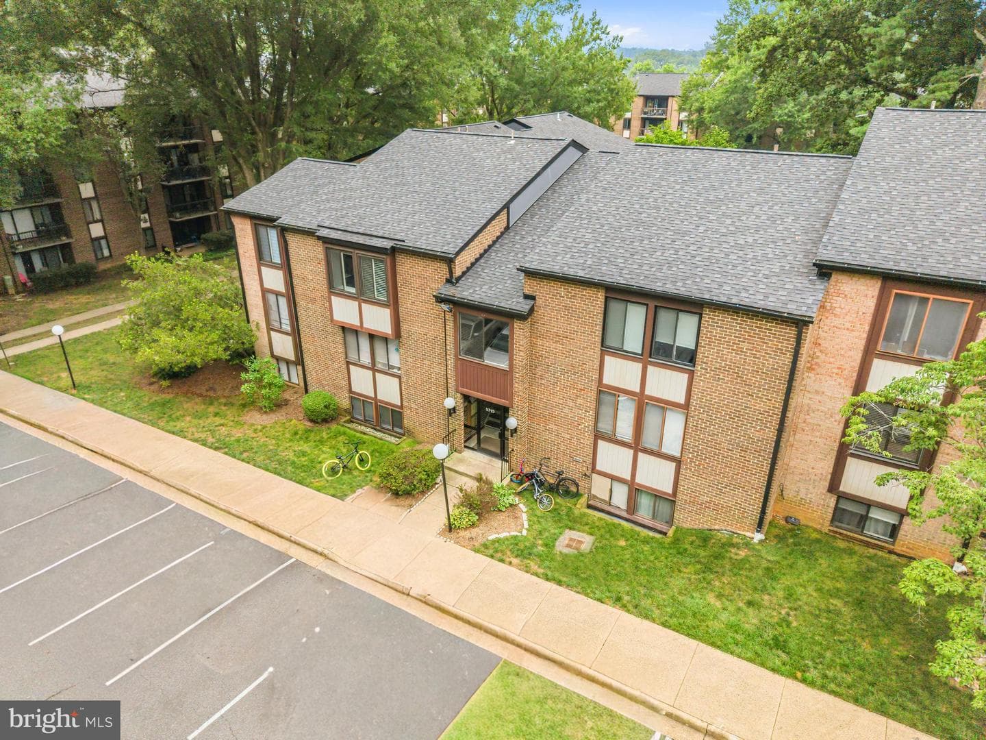 9715 Kings Crown Court #201 photo 32