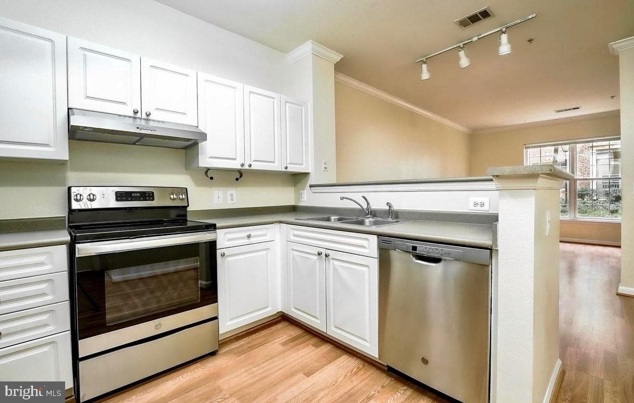 3021 Nicosh Cir # 1103, Falls Church