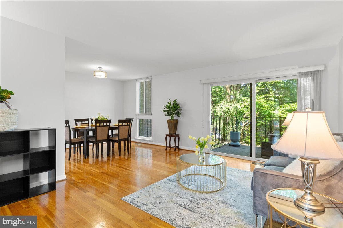 4932 Sauquoit Lane photo 9