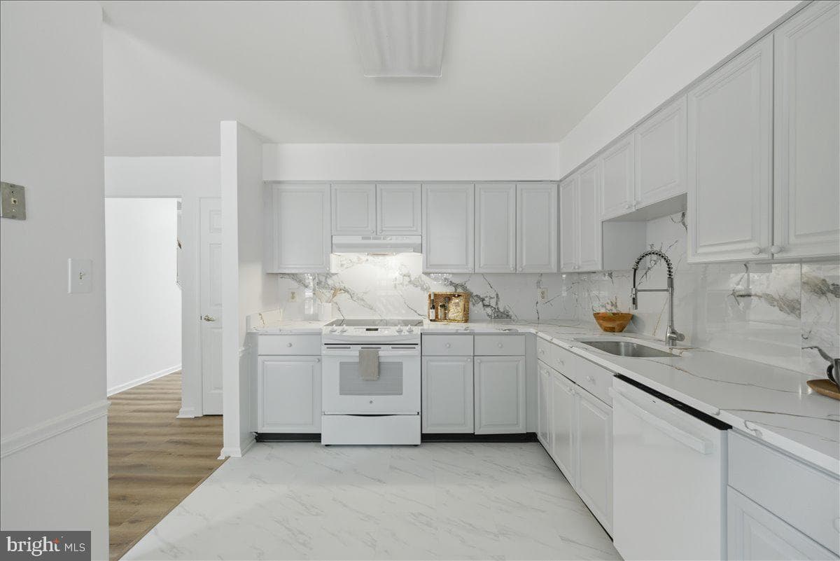 8902 Winding Hollow Way photo 9