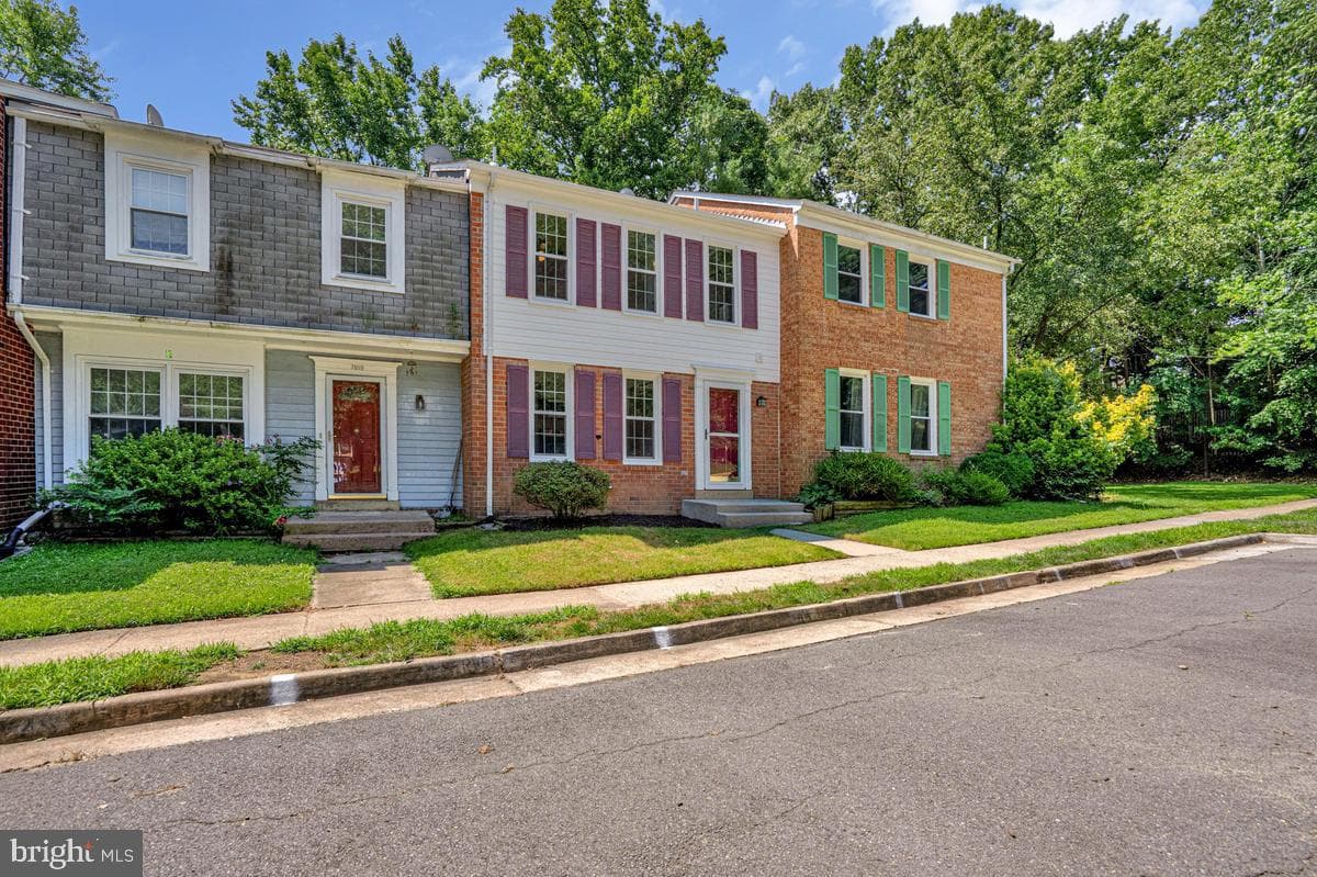 7821 Groveland Square, Springfield