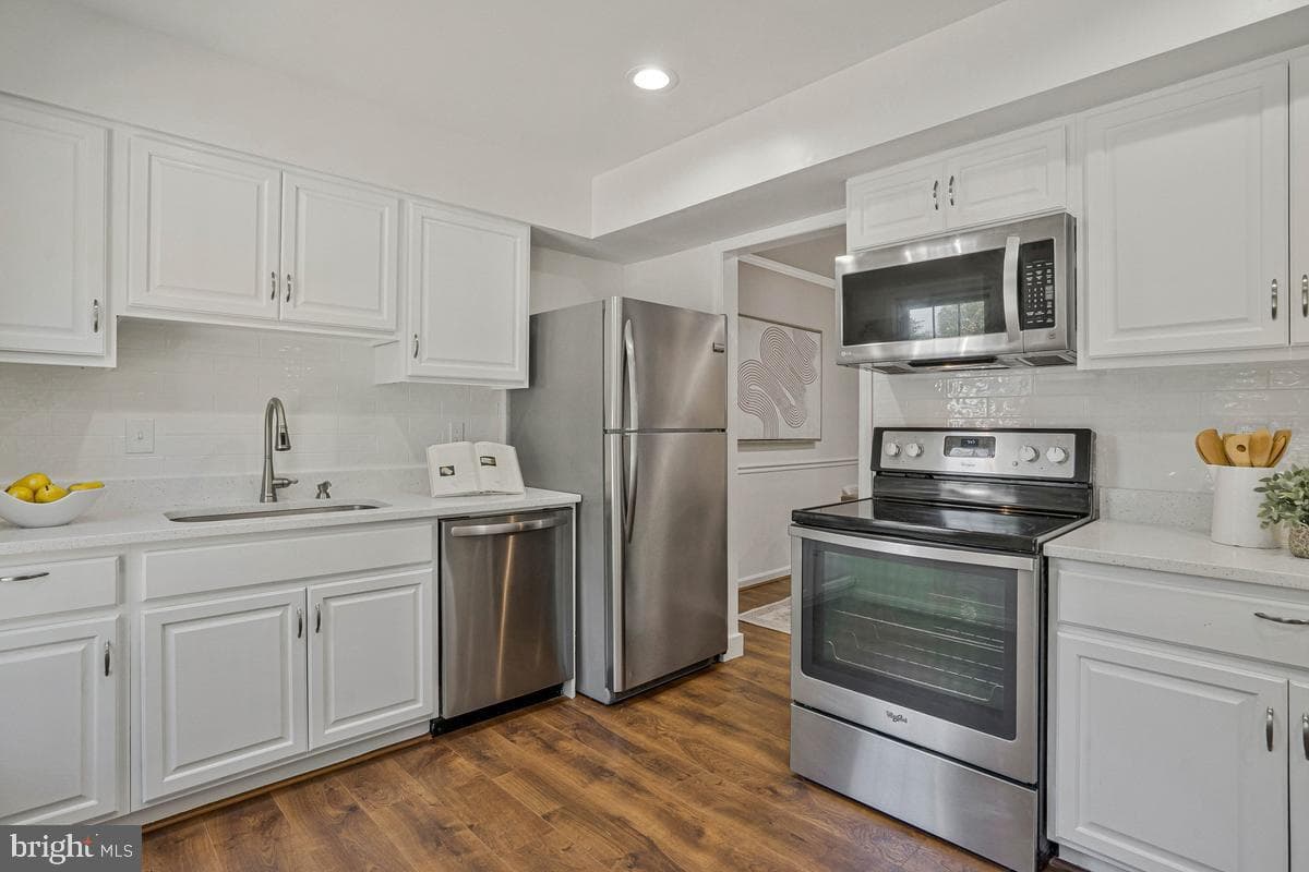7821 Groveland Square photo 7