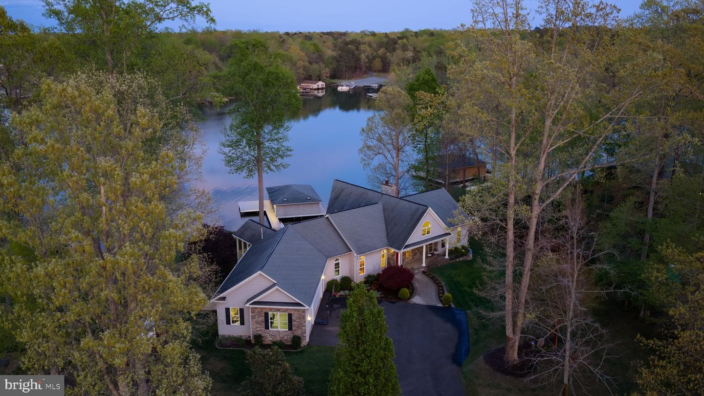 544 Ark Avenue photo 3