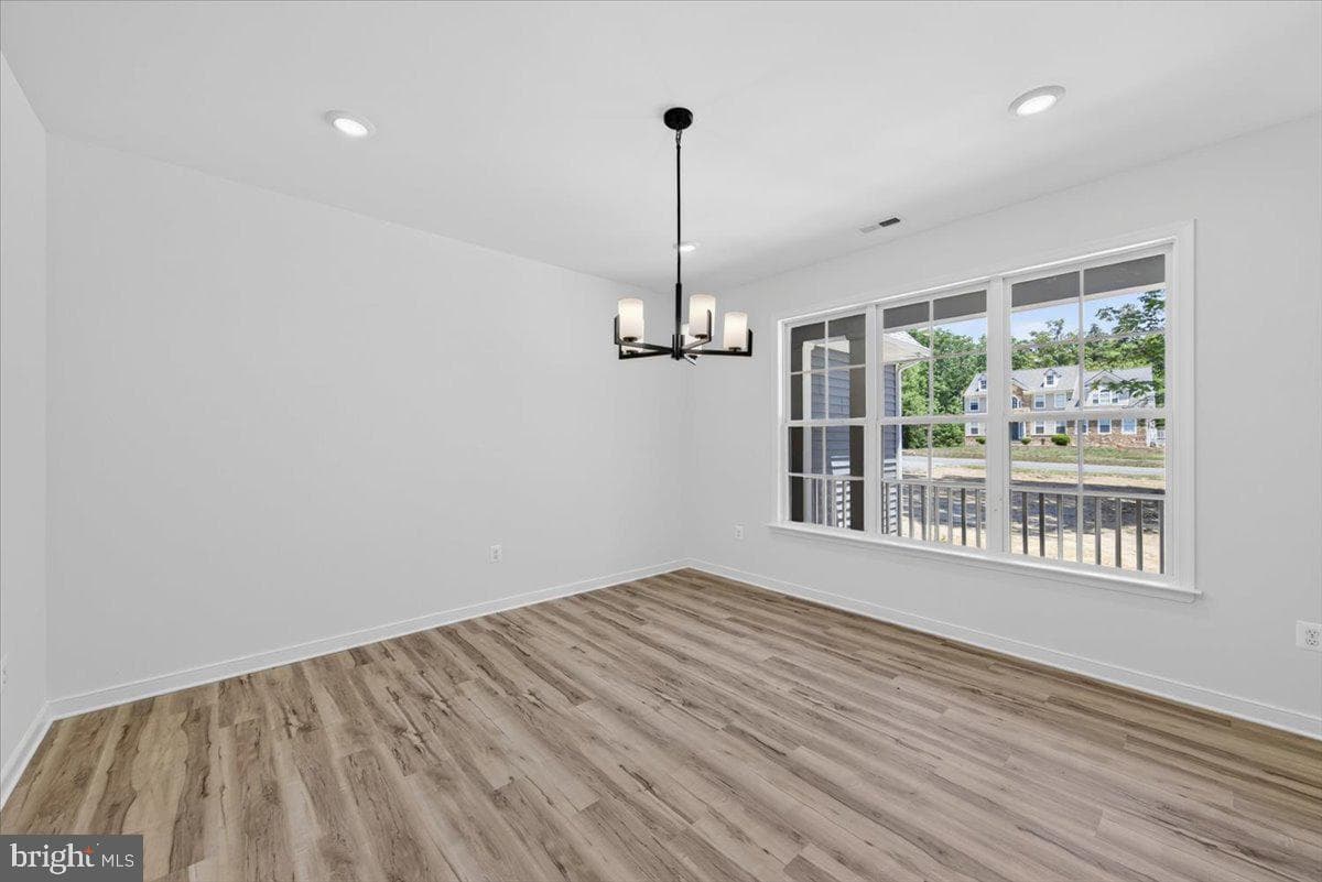 615 Traveller St photo 32