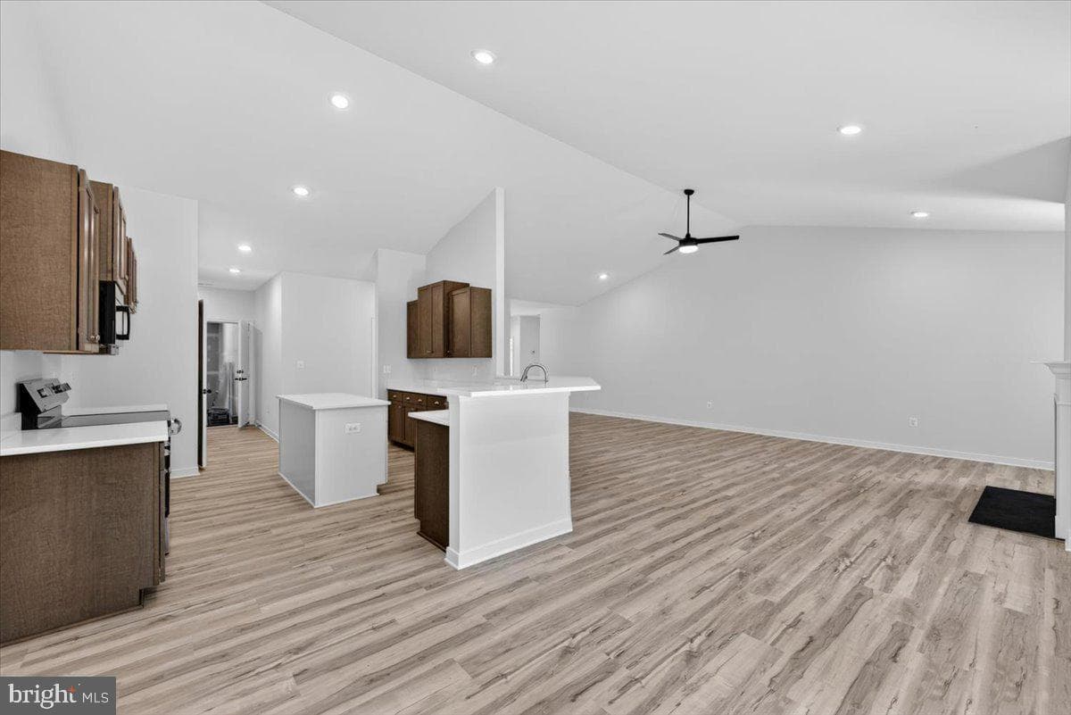 615 Traveller St photo 40
