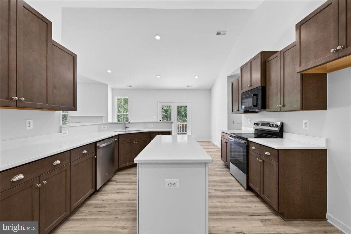 615 Traveller St photo 51