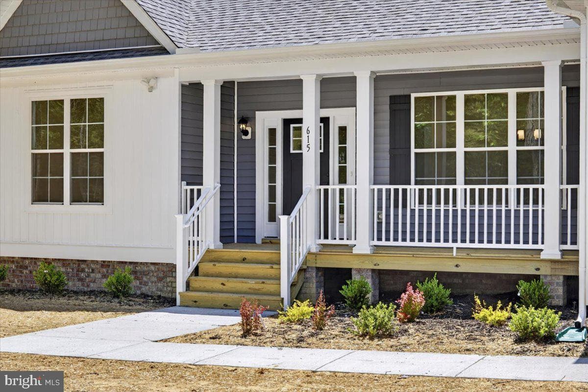 615 Traveller St photo 6