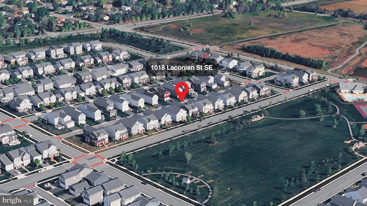 1018 Laconian Street SE photo 3
