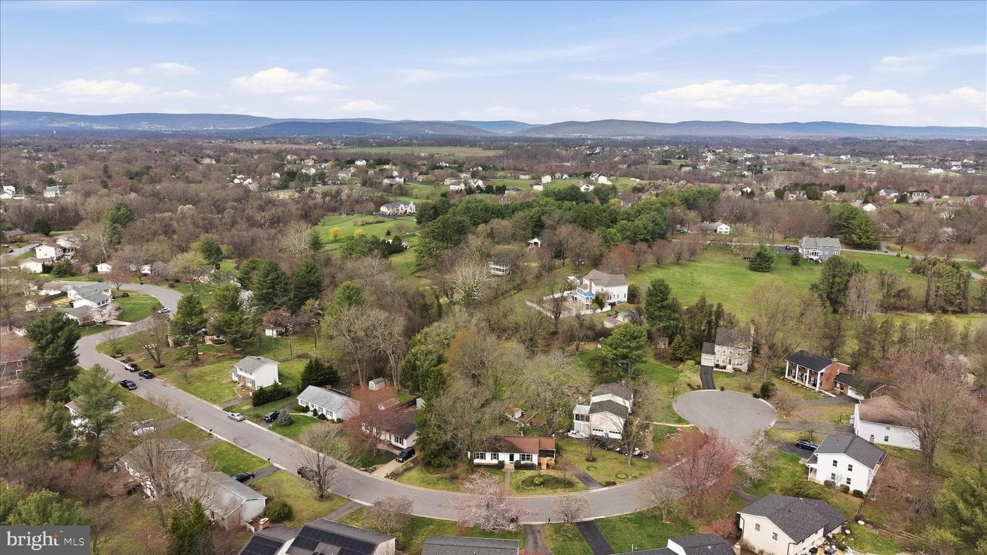 126 Applewood Court photo 34