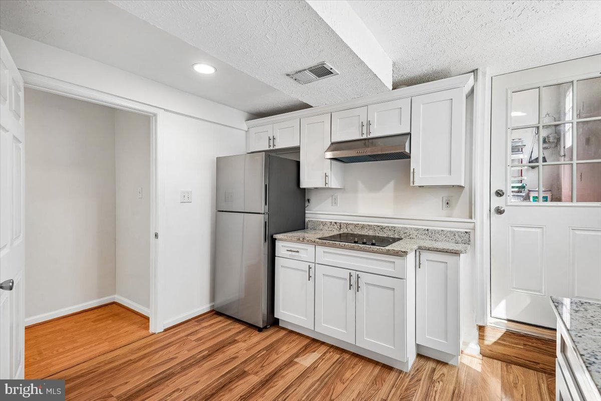 712 N Sterling Boulevard photo 27