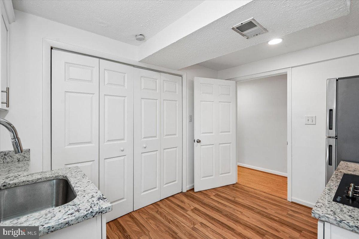 712 N Sterling Boulevard photo 28