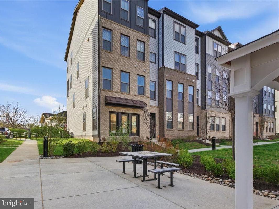 46037 Woodpecker Square photo 2