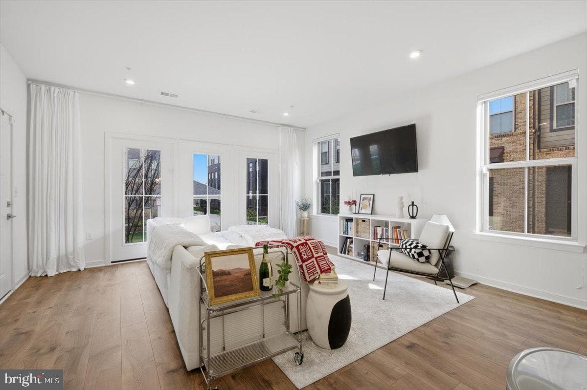 46037 Woodpecker Square photo 6
