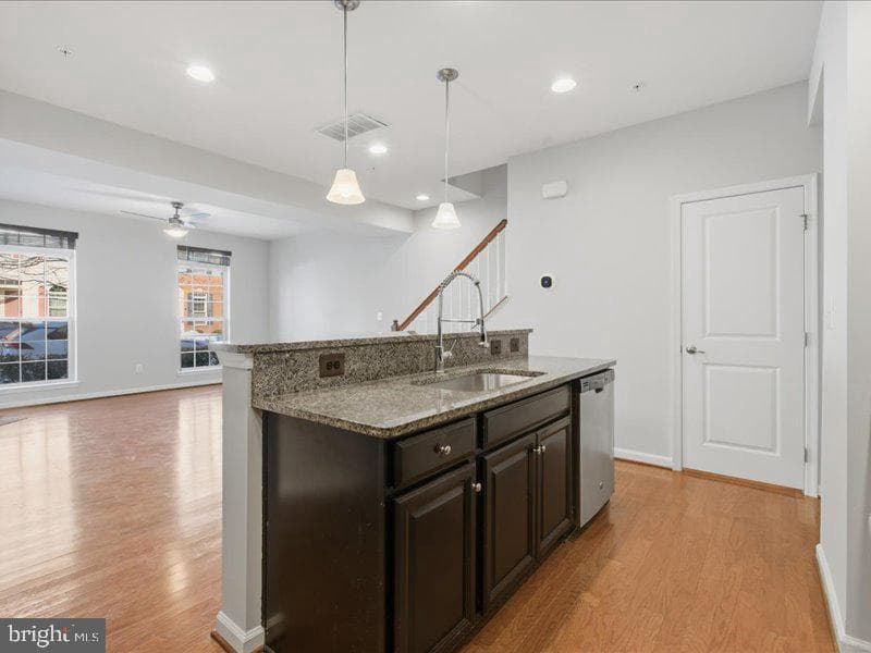 42143 Piebald Square photo 11