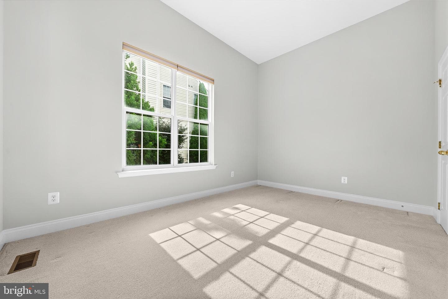 862 Macalister Drive SE photo 25