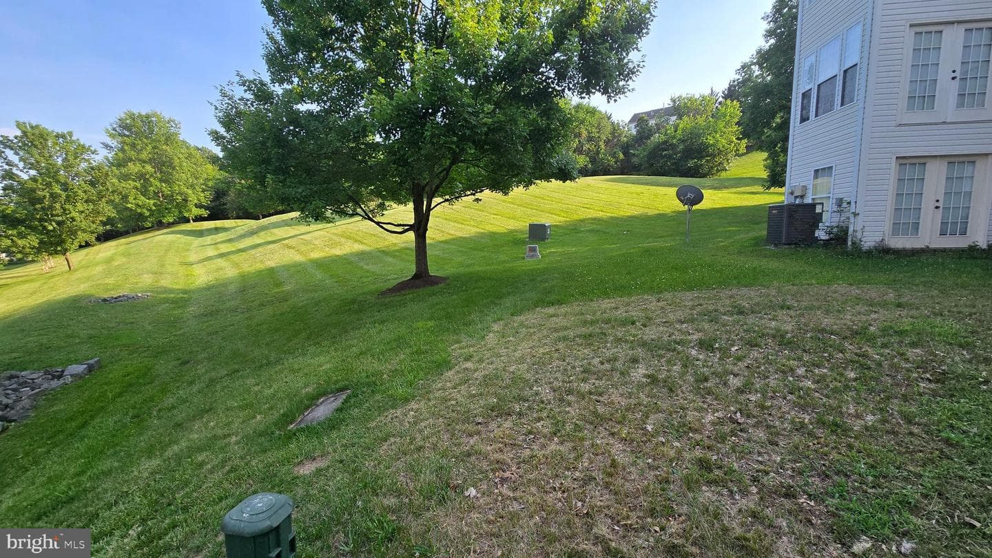 643 Mcleary Square SE photo 36