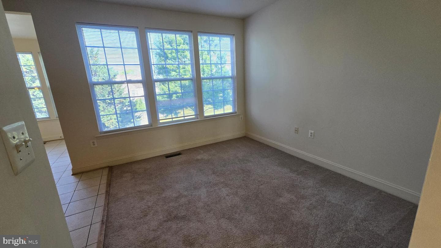 643 Mcleary Square SE photo 4