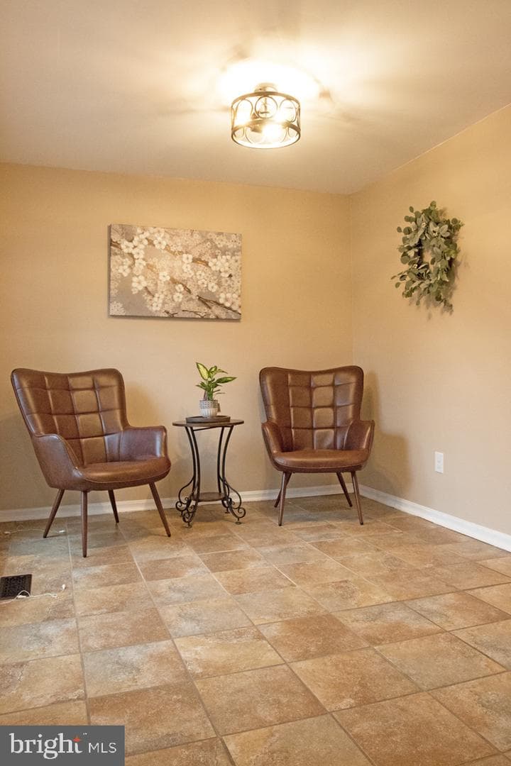 21186 Vineland Square photo 5