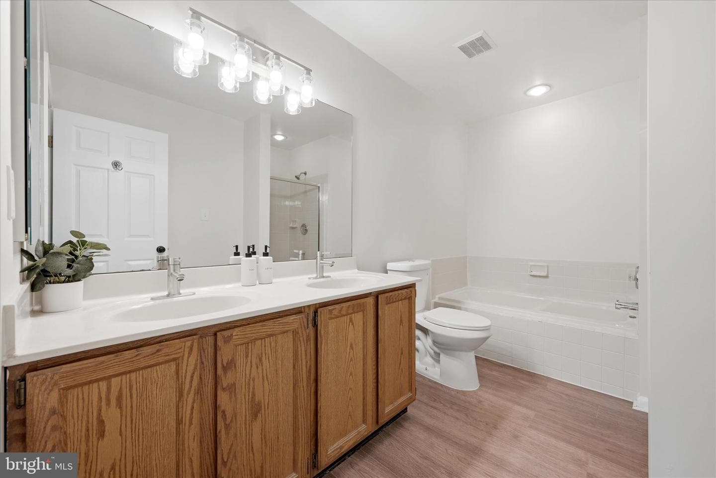 20368 Burnley Square photo 15
