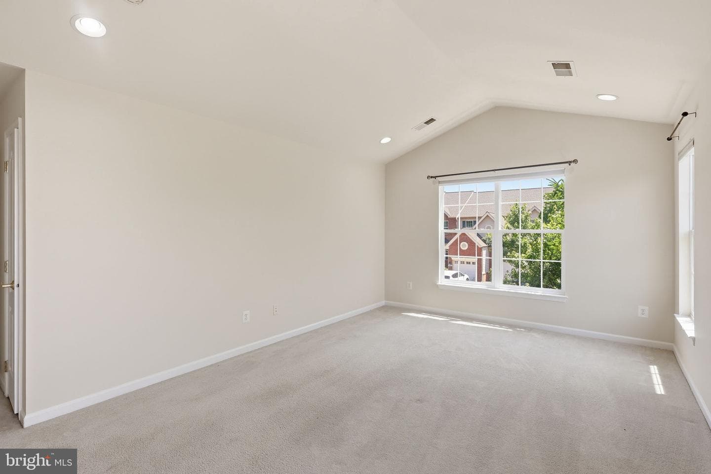 19617 Edgemont Square photo 26