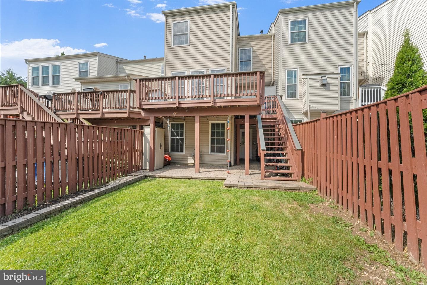 166 Shirley Square SE photo 2