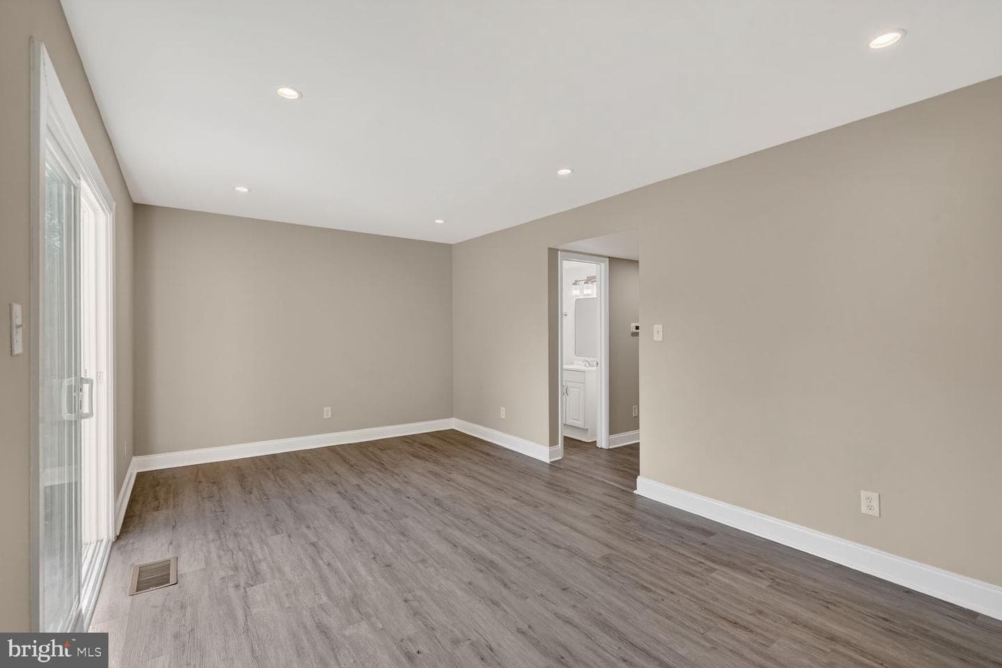 564 Crestwood Street SW photo 5