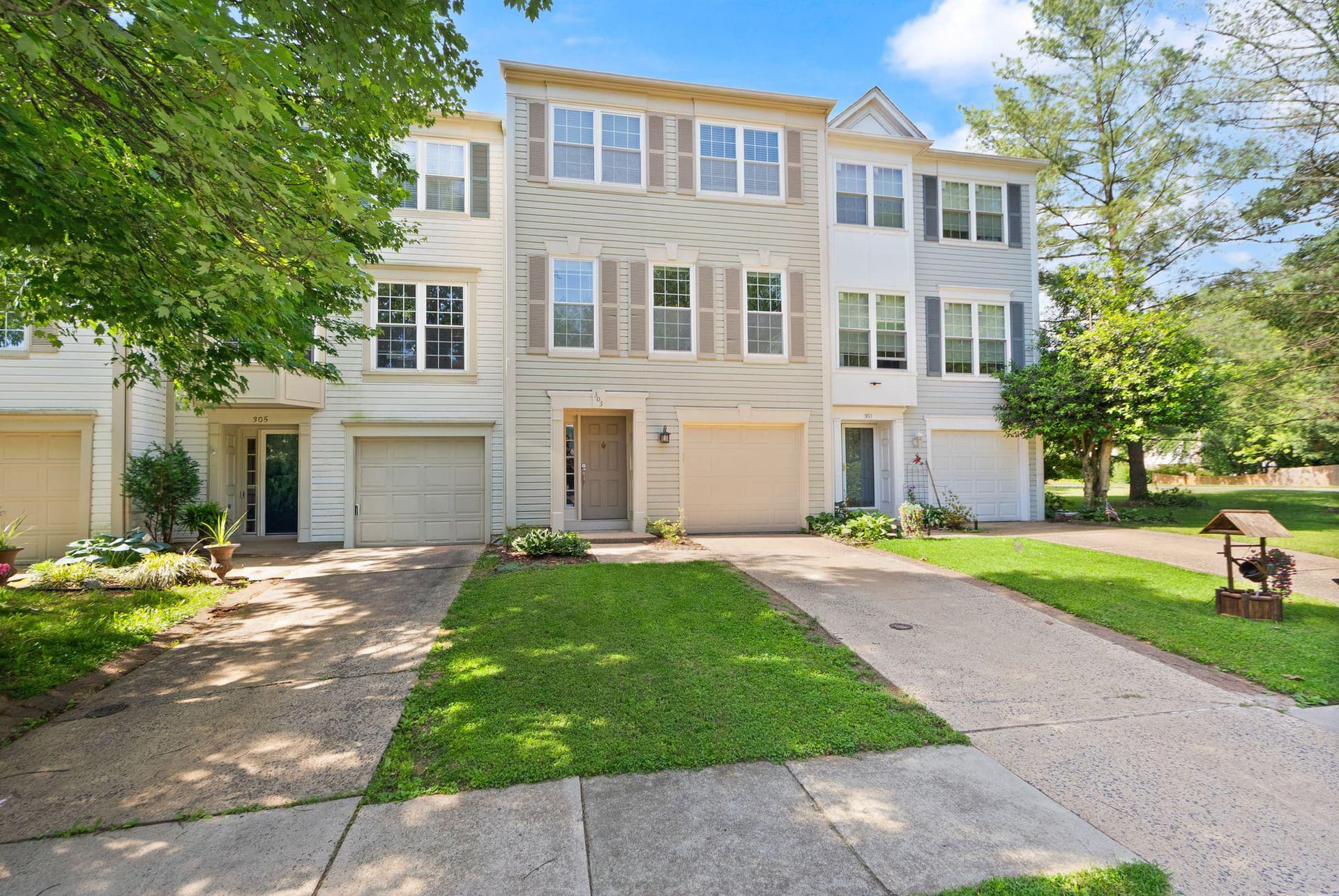 303 Barnfield Square NE photo 2