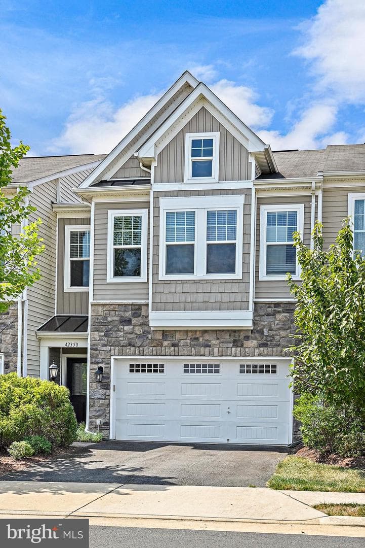 42350 Benfold Square, Brambleton