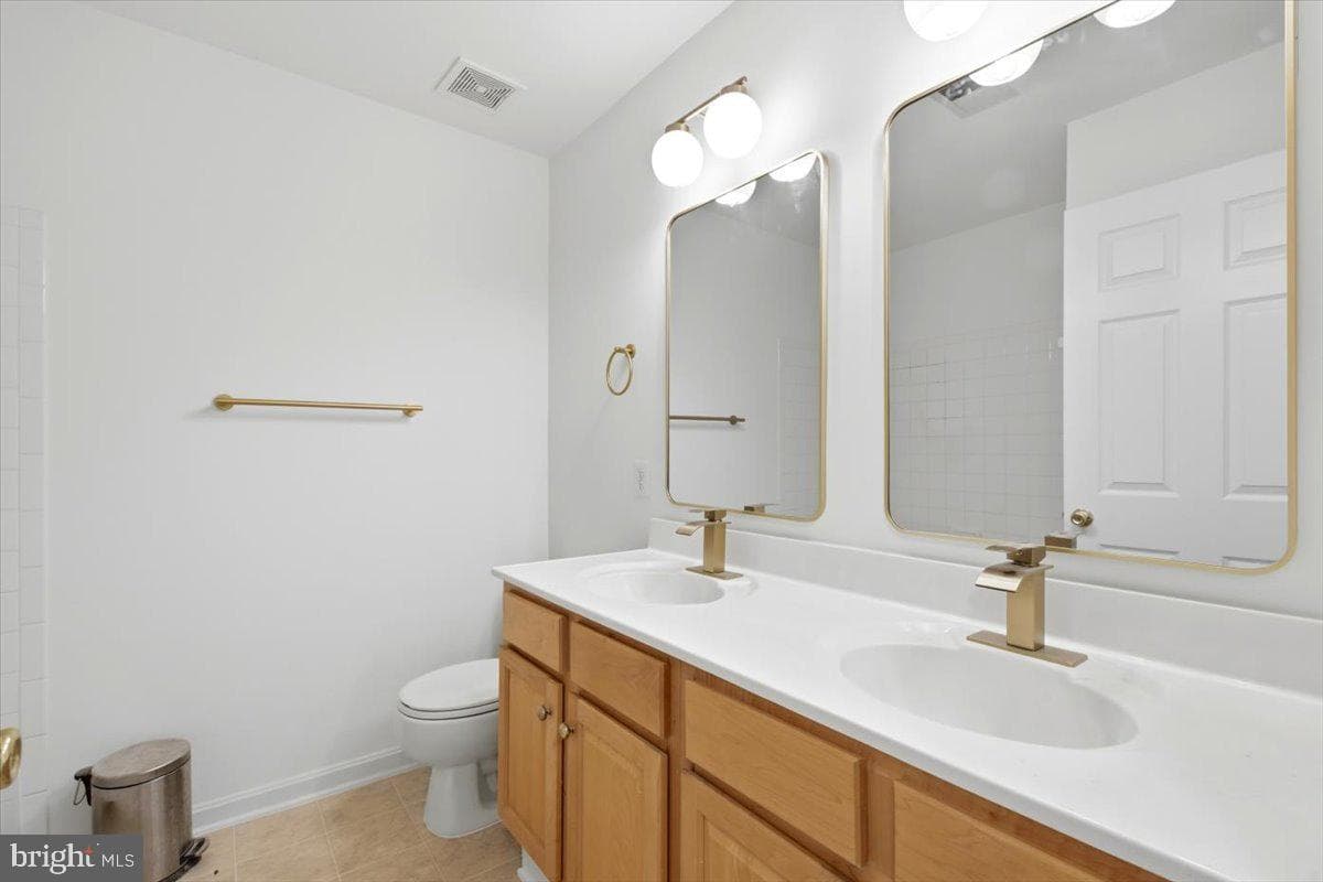 601 Newington Place NE photo 35