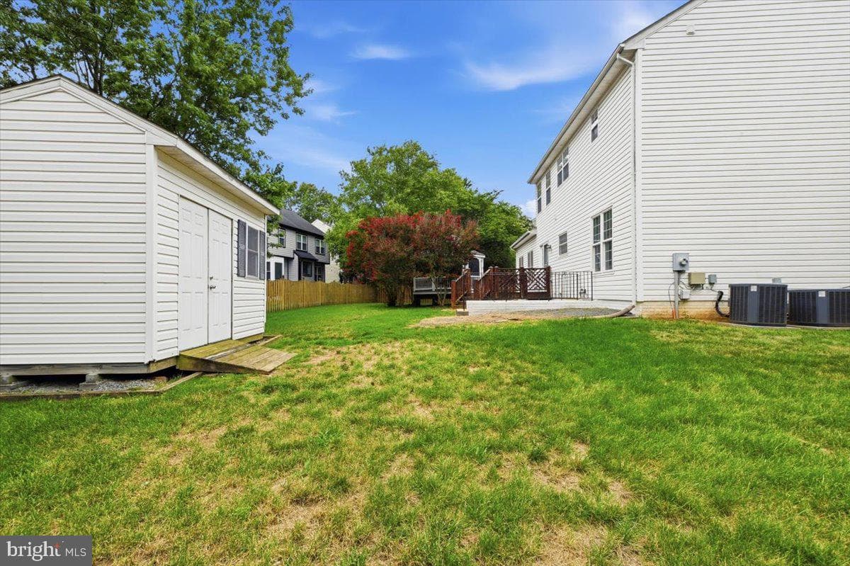 601 Newington Place NE photo 37