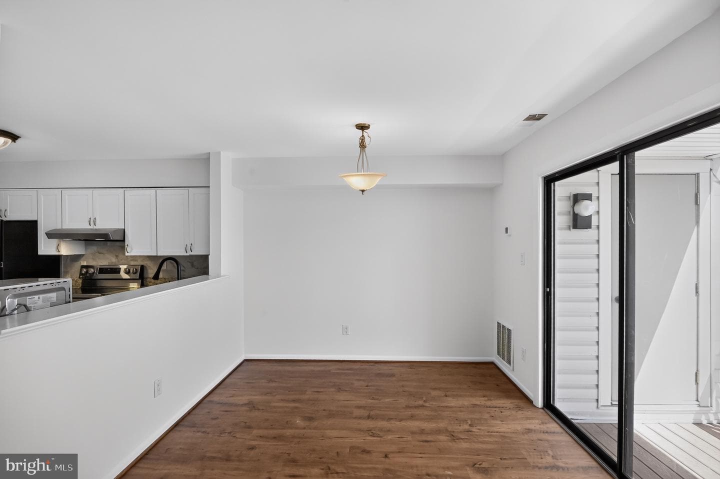 1056 Warwick photo 3