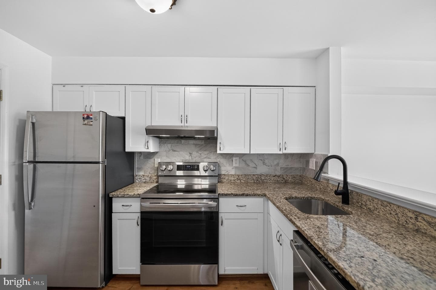 1056 Warwick photo 4