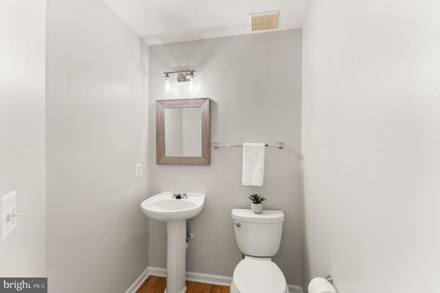 203 Shirley Square SE photo 12