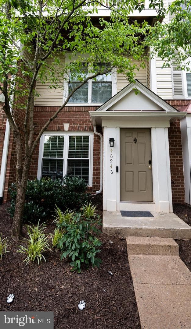46946 Courtyard Square, Sterling