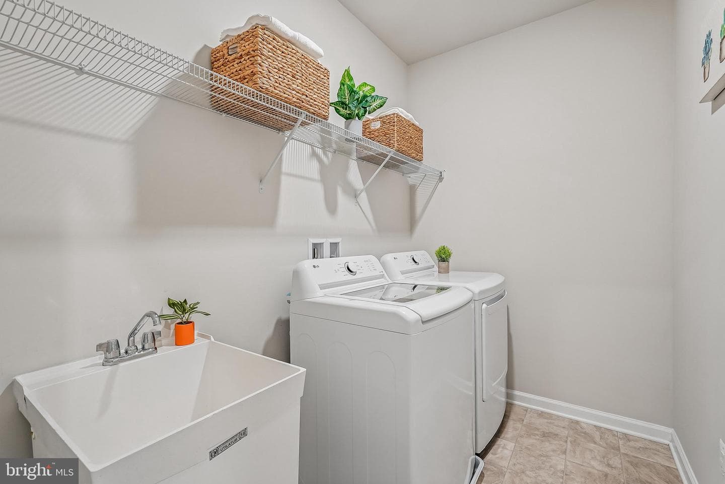 918 California Drive NE photo 16
