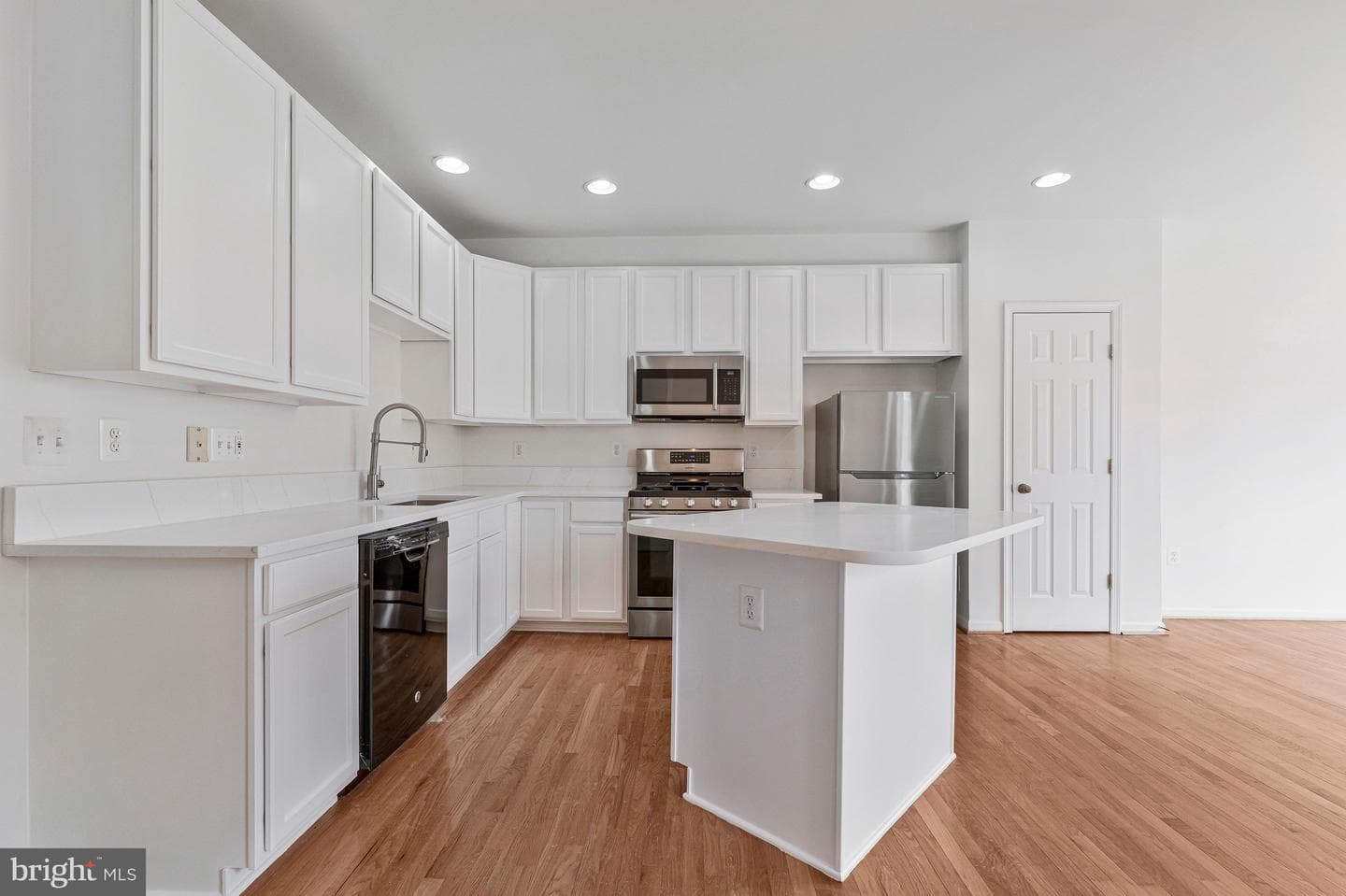 44177 Paget Terrace photo 6