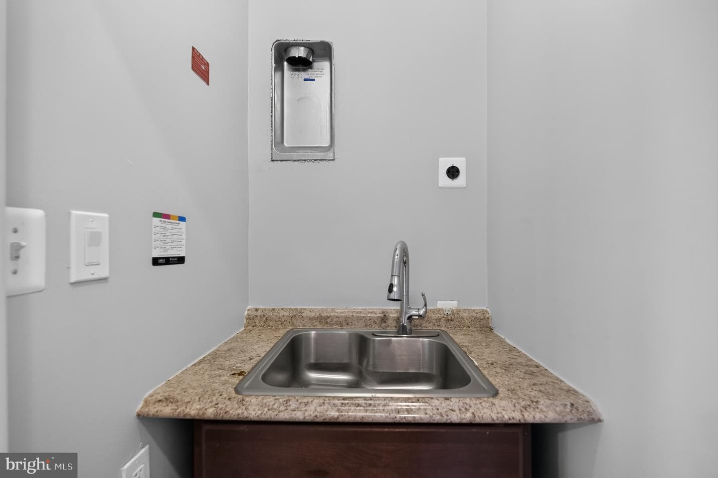 41857 Diabase Square photo 17