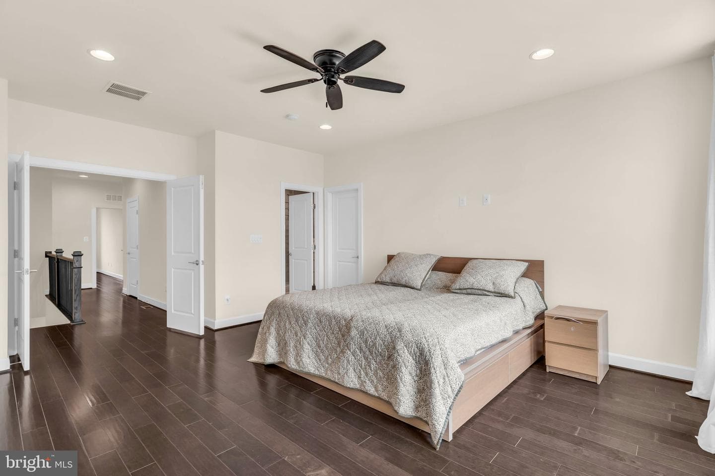 42322 Sillas Square photo 28