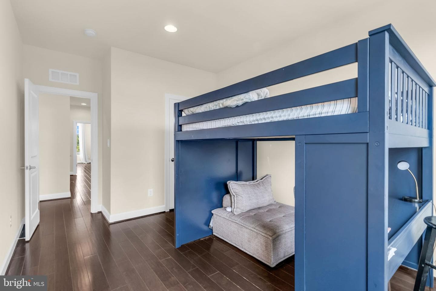 42322 Sillas Square photo 33