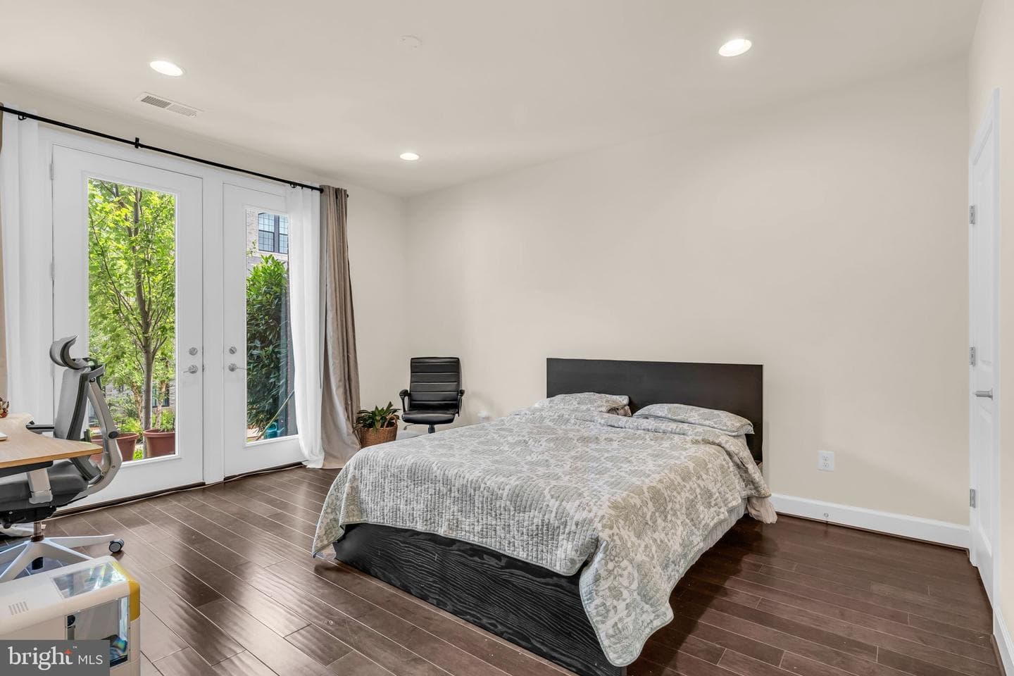 42322 Sillas Square photo 6