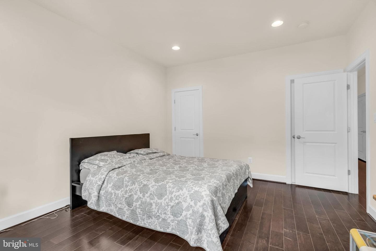 42322 Sillas Square photo 7