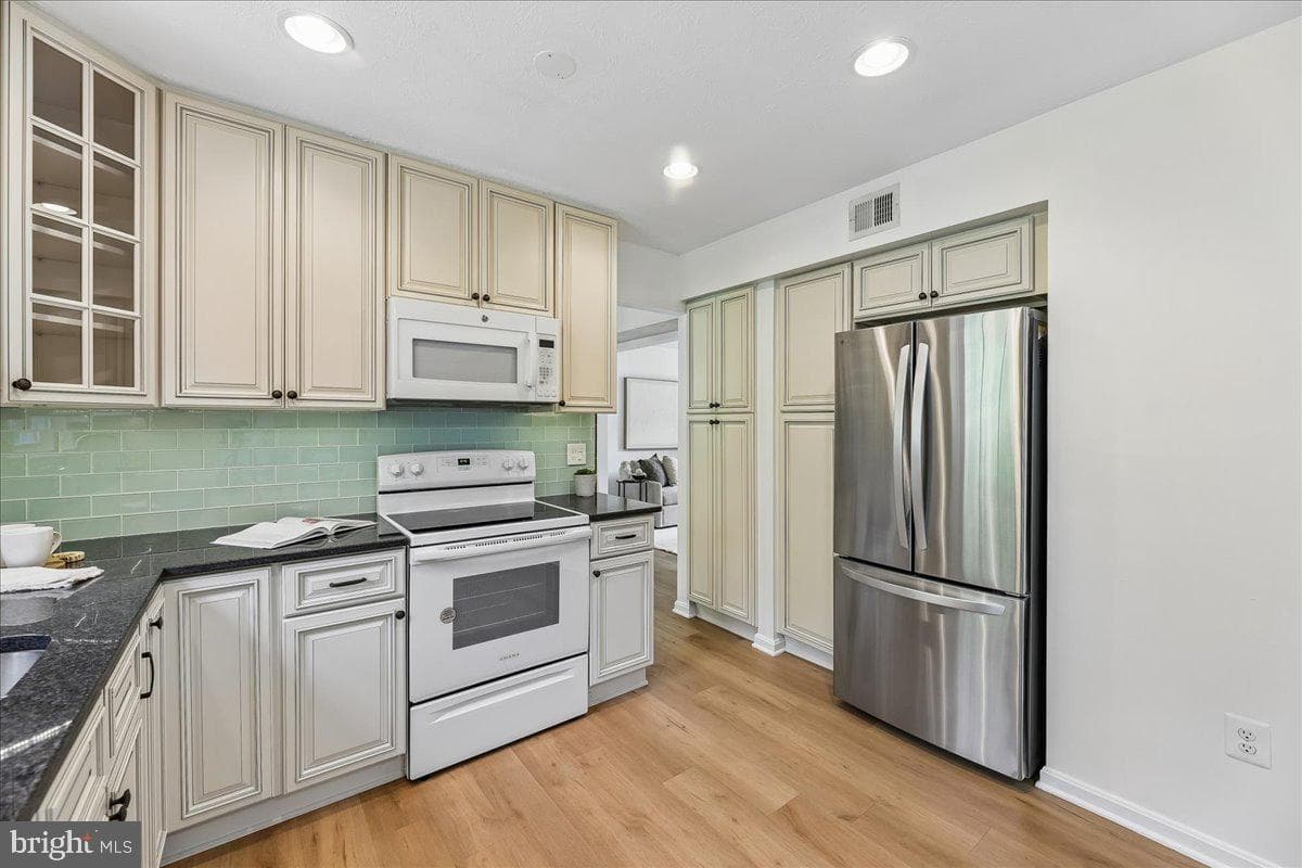 8746 Country Lane photo 11
