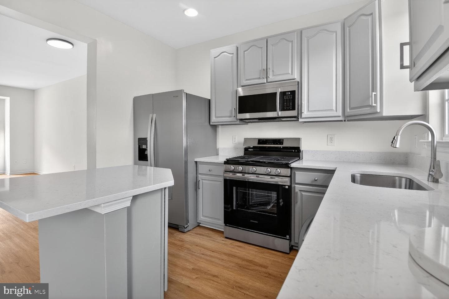 352 Kirby Street photo 9