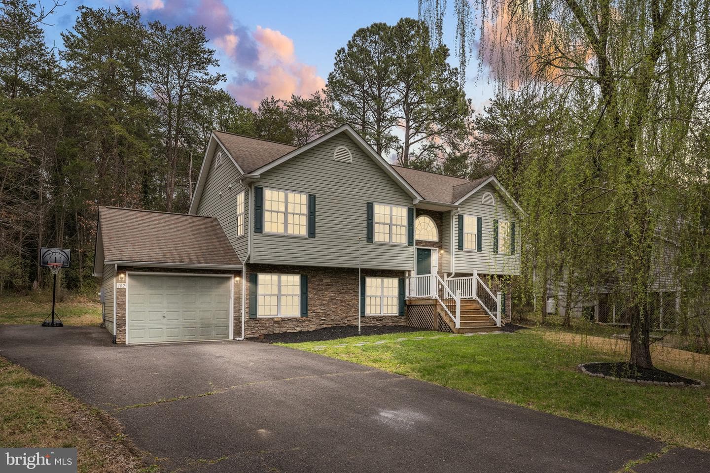102 Fairfax Lane