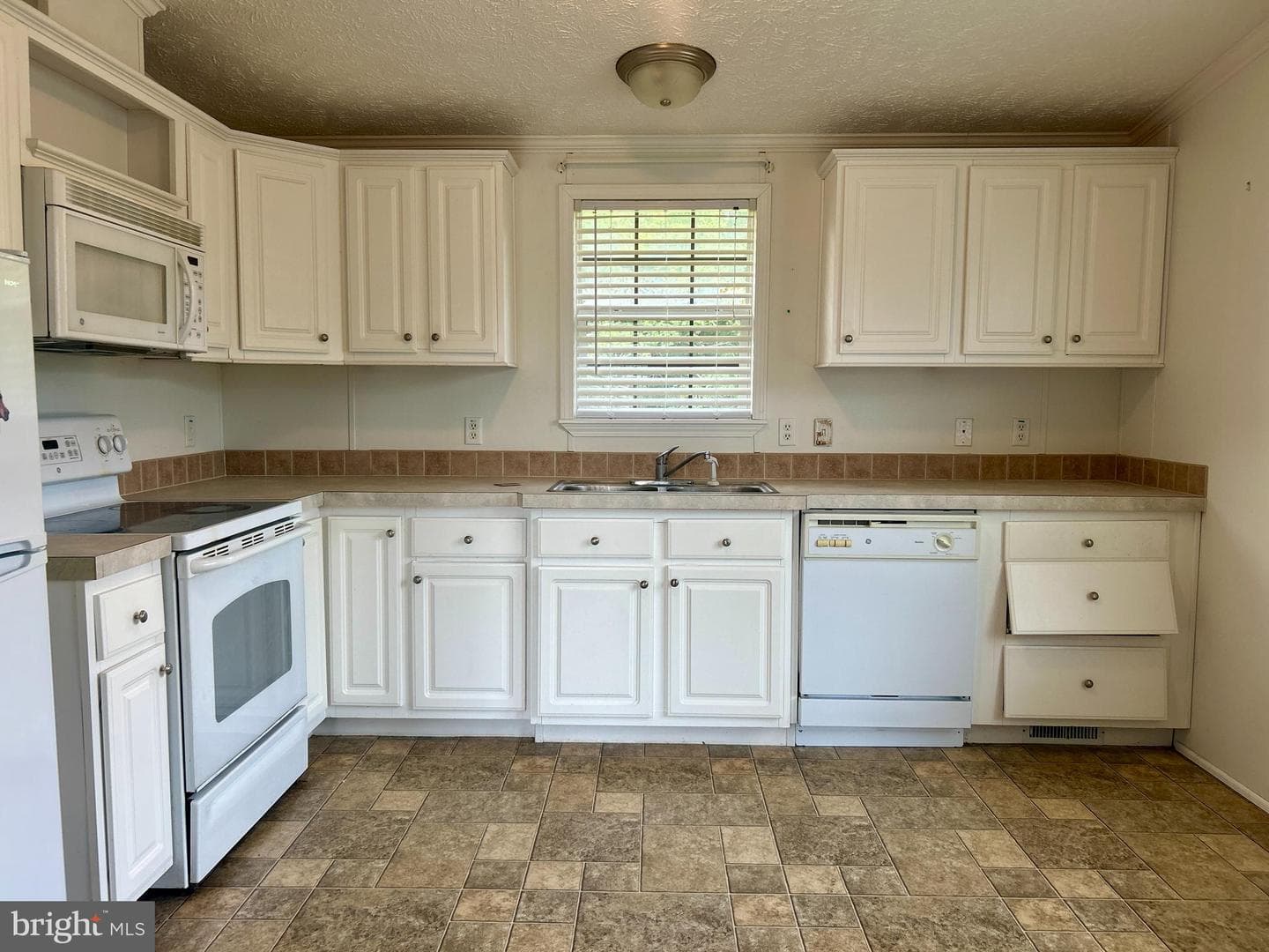 23221 Independence Road photo 11